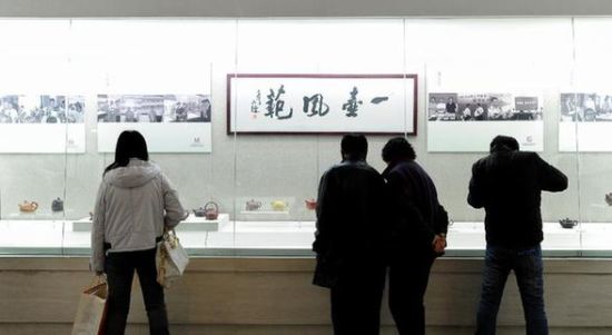 市民在参观展出的紫砂珍品茶壶。新华社记者许畅摄