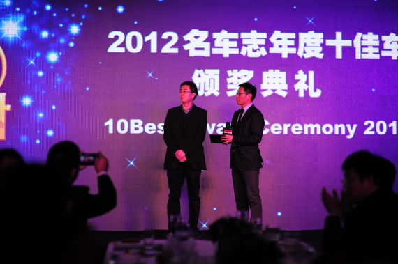 新浪汽车主编苏雨农（左）为获奖车型代表颁奖