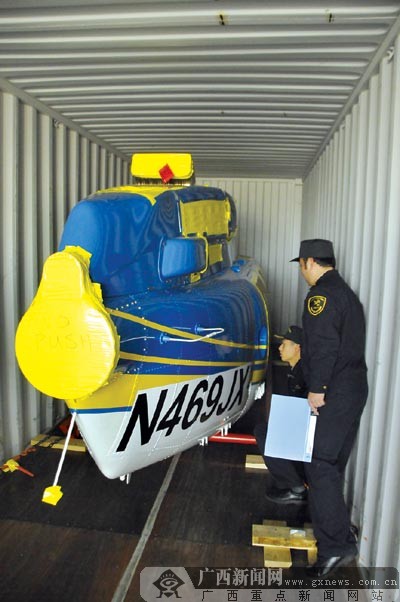 钦州海关人员正在对装着直升机的货柜进行通关查验。记者 冯耀华 摄