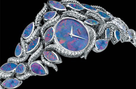 伯爵拓展其专业领域，陆续推出令人称奇的珠宝腕表和富于革新精神的珠宝系列。伯爵能够捕捉时间的神韵，每一件腕表和珠宝作品都是在胆识、专业和想象力驱动下对精湛工艺的不懈探求。