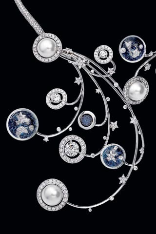 CHANEL顶级珠宝“Nuit Etoilee”系列项链，将宇宙间的彗星、星球、月亮映于颈间。
