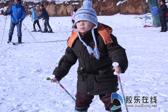 2013年塔山滑雪赛开赛 6岁小帅哥叫板教练(图)