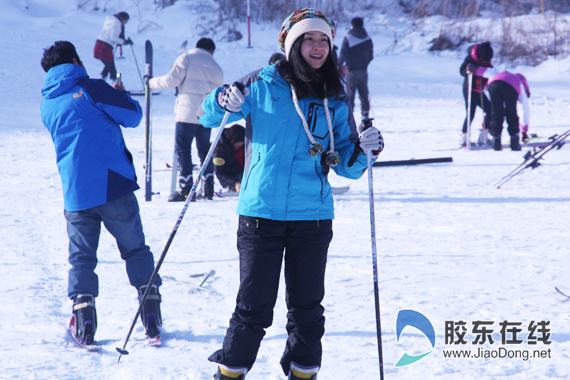 2013年塔山滑雪赛开赛 6岁小帅哥叫板教练(图)