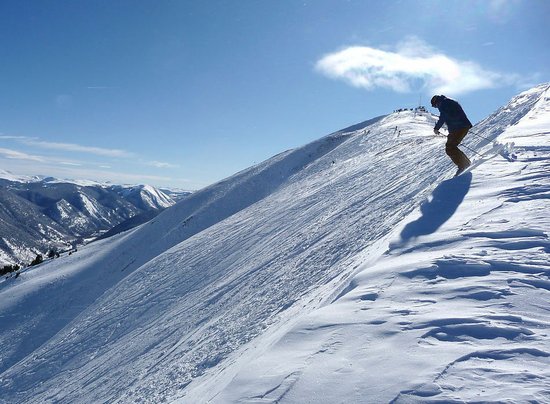 冬日里的滑雪运动 专家提醒暖身健身别伤身