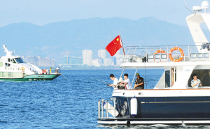 　　2月10日，三亚湾东岛水域，游客们乘坐游艇在海上垂钓。      本报记者  苏建强 摄