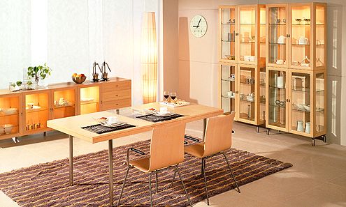 餐厅的实木家具，包括餐桌椅、厨柜、滑动餐柜等，都选用鲜艳色彩