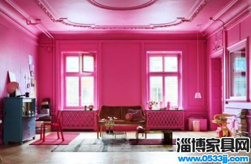 鲜艳的粉色也是家居中的一个大胆尝试，它能够让你产生意想不到的浪漫感，但同样它切忌太多颜色的组合，因此黑白色的巧妙搭配还是硬道理