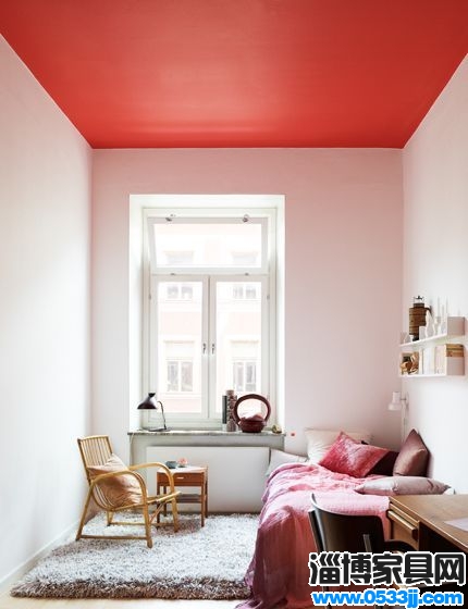 这种墙面采用白色和天花采用橙色的设计，是比较反叛的家居设计