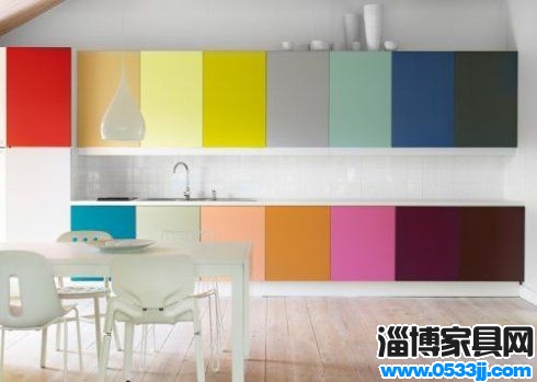 彩色的色块组合在家居设计中确实是一个很大胆的尝试，不妨在橱柜或组合柜中运用色块组合，但是谨记一定要采用白色的背景墙，这样不仅凸出彩色的壮观，同时也不会容易使你产生审美疲劳
