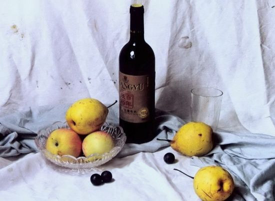 素描静物红酒瓶鸭梨葡萄衬布的组合