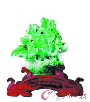 叶福欢玉雕作品《春蚕》在深圳文博会上获金奖。 