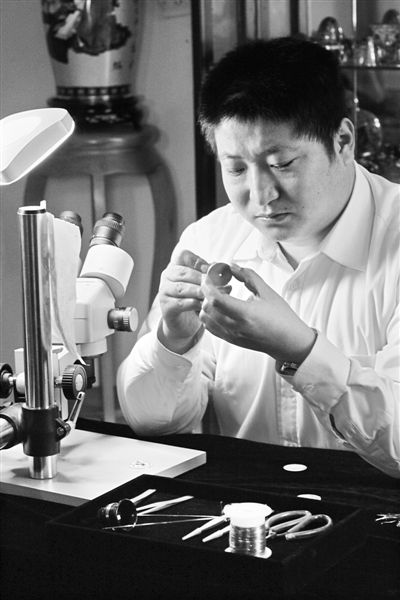 熊氏珐琅第三代传人熊松涛，是国内唯一一个能为欧洲高级手表品牌定制表盘的珐琅大师，他正在潜心打造珐琅表盘