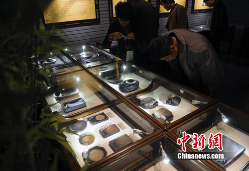 观众在大型中华砚文化展览现场参观。 