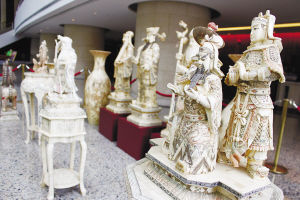 百余件猛犸牙雕在佳华酒店展出。