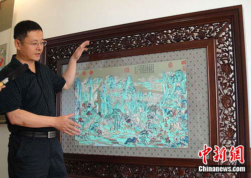 钟明讲解蜀锦“明皇幸蜀图”的创作和制作过程。杨杰 摄