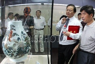 香港黄氏兄弟91件捐赠瓷器给苏州园林博物馆