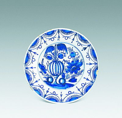 青花花果纹盘，18世纪，英国产代尔夫特式釉陶。
