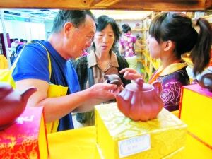 2011春季广州茶业博览会5月26日~30日在广州琶洲中洲中心举行，现场展出了不少紫砂壶精品。