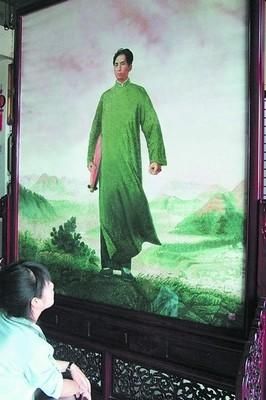 对外亮相的大型湘绣作品《毛主席去安源》。周和平 摄