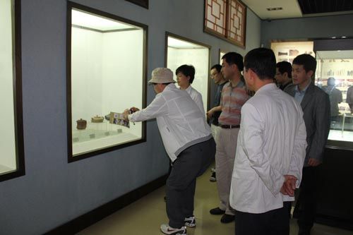 韩国陶艺家在参观宜兴陶瓷博物馆